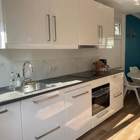 Paris La Defense - Refurbished Independent House Holiday home *