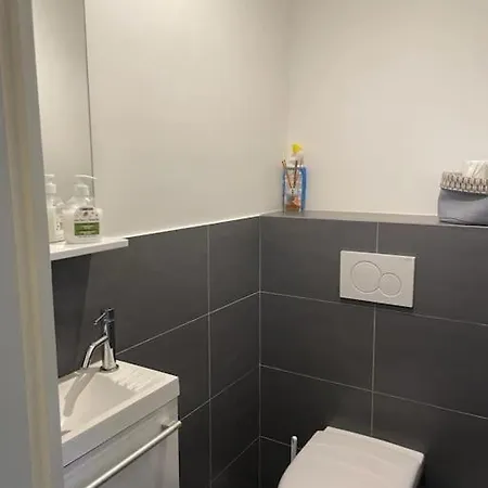Paris La Defense - Refurbished Independent House Holiday home *