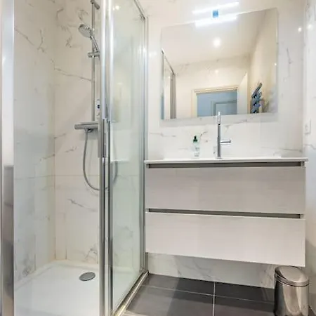 Paris La Defense - Refurbished Independent House